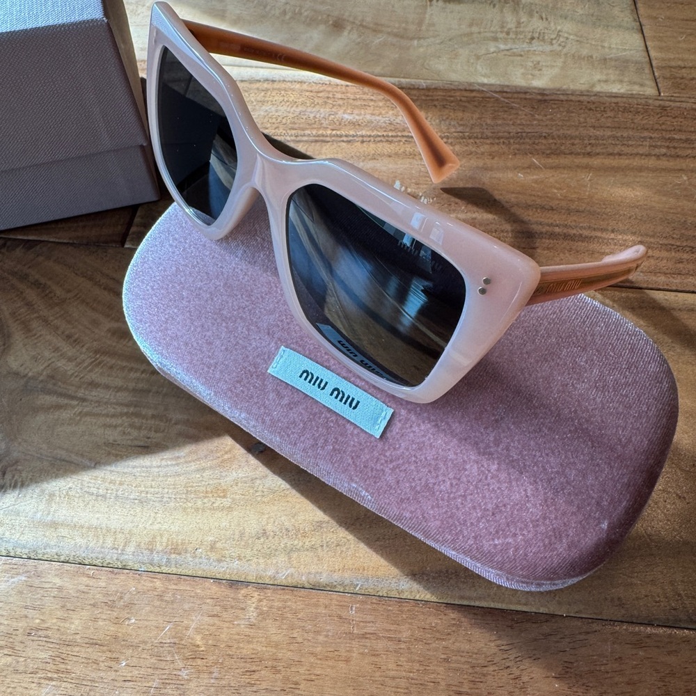 Miu Miu Blush Sunglasses made in Italy 
Model number SMU 02W - Picture 5 of 8